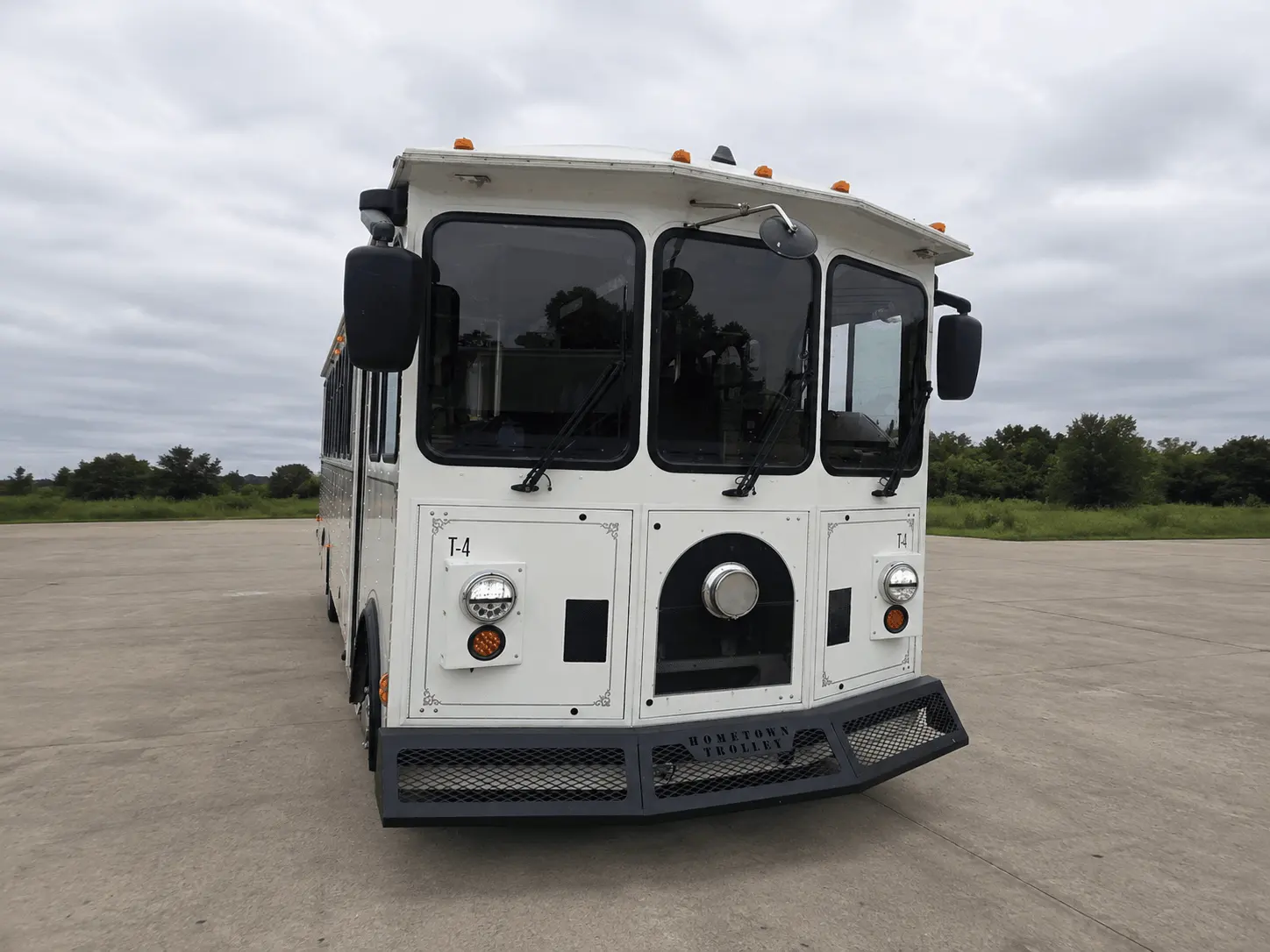 Front view of the T4 classic white trolley