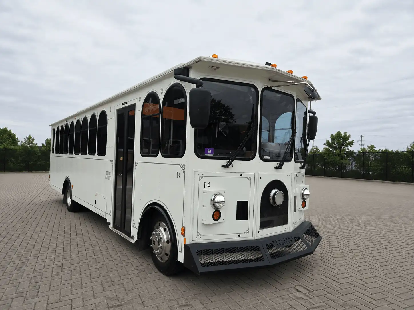 White Limo Trolley available for Chicago events